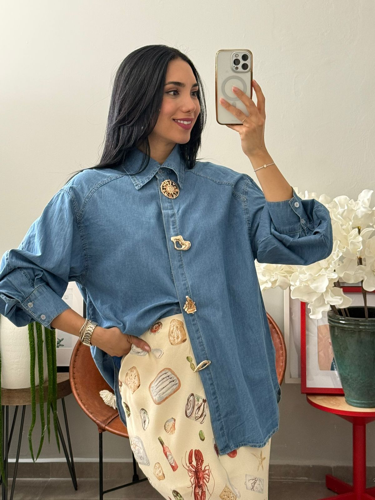 Camisa de mezclilla con botones dorados