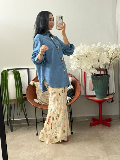 Camisa de mezclilla con botones dorados